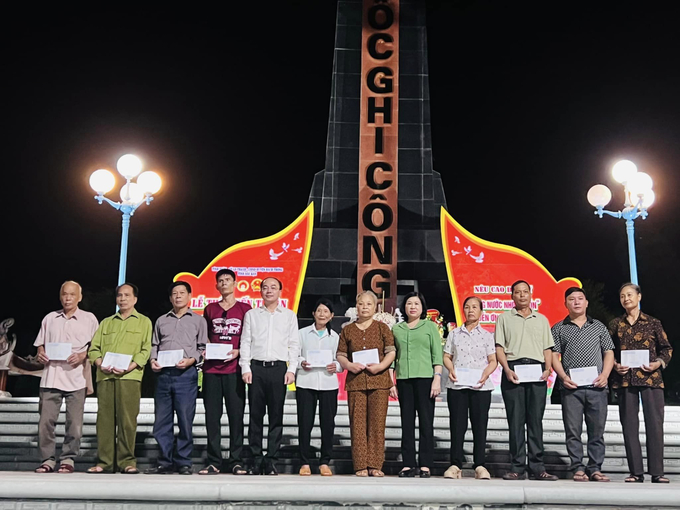 Lãnh đạo tỉnh, Tỉnh đoàn, Sở Lao động, Thương binh và Xã hội tỉnh cùng các đơn vị tài trợ đã trao tặng 56 suất quà, mỗi suất trị giá 1 triệu đồng cho các gia đình chính sách, người có công, cựu thanh niên xung phong trên địa bàn tỉnh.