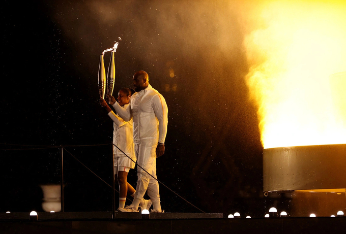 2 VĐV đã thắp ngọn lửa của Olympic Paris 2024 trong Lễ khai mạc đầy ấn tượng. Ảnh: REUTERS