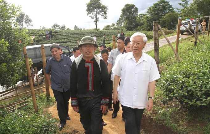 Tổng Bí thư Nguyễn Phú Trọng cùng bà con tham quan đồi chè nguyên liệu. Ảnh: Tùng Phương. 