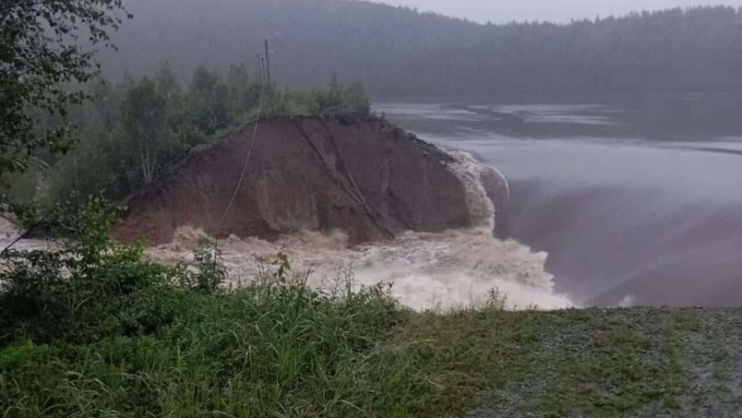 Con đập tại hồ chứa Kialimskoye vùng Chelyabinsk, miền trung nước Nga, bị vỡ hôm 26/7. Ảnh: Moscow Times.