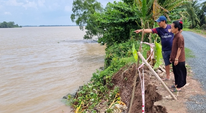 Một điểm sạt lở nguy hiểm đã được UBND huyện Cầu Kè giăng dây cảnh báo. Ảnh: HT.