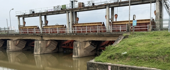 Công trình thủy lợi cống tiêu Quảng Châu đã xuống cấp gây khó khăn trong việc vận hành. Ảnh: Quốc Toản.