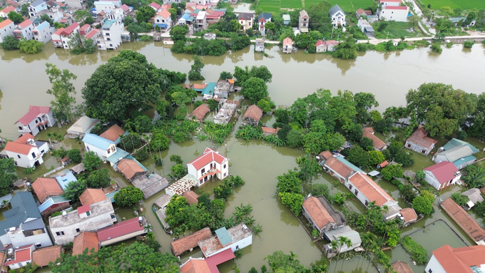 Thôn Đồng Dâu, xã Tốt Động, huyện Chương Mỹ ngập sâu trong nước suốt hơn 1 tuần nay. Ảnh: Hùng Khang. 