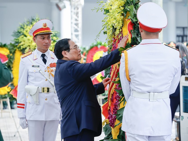 Thủ tướng Phạm Minh Chính dâng vòng hoa viếng Tổng Bí thư Nguyễn Phú Trọng. Ảnh: Báo Điện tử Chính phủ.