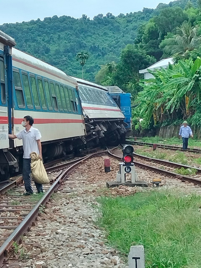 Tàu SE11 bị tránh bánh khi vào ga Lăng Cô. Ảnh: CTV.