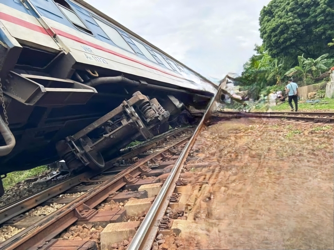 Toa tàu bị trật bánh và nghiêng 45 độ. Ảnh: CTV.