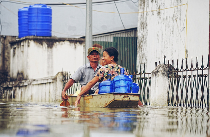 Người dân phải chèo thuyền đi chở nước sạch về phục vụ sinh hoạt. Ảnh: Đức Minh.