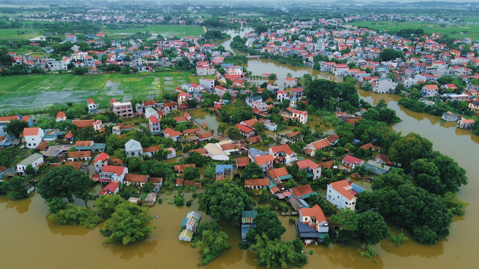 Nhà cửa, hoa màu của gần 100 hộ dân thôn Đồng Dâu, huyện Chương Mỹ, Hà Nội vẫn đang chìm trong biển nước. Ảnh: Hùng Khang.