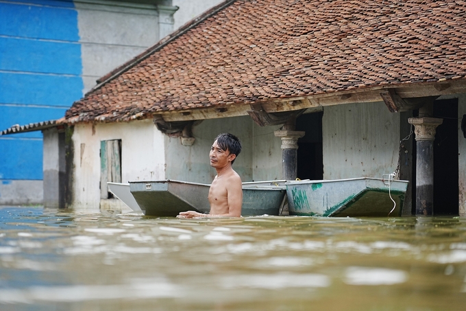 Anh Nguyễn Trọng Dương lo lắng dịch bệnh có thể bùng phát do ngập lụt kéo dài. Ảnh: Đức Minh. 