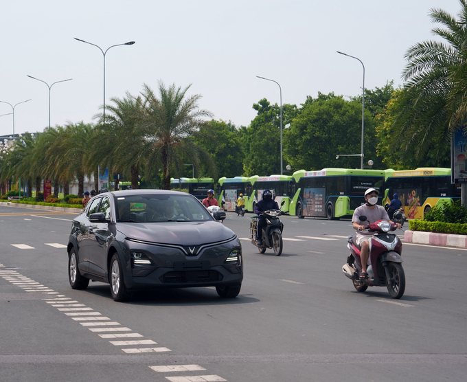 'Ngày hội trải nghiệm VinFast VF 6' là chuỗi sự kiện được tổ chức đồng thời tại 100 điểm trên toàn quốc giúp khách hàng có cơ hội được trực tiếp cầm lái VF 6.