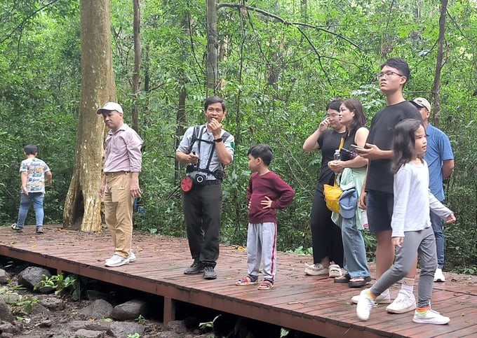 Tourists participate in eco-tourism in Cat Tien National Park. Photo: Le Binh.