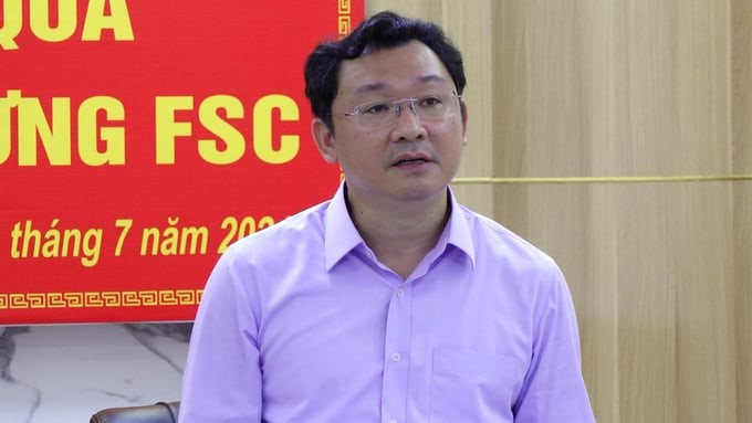 Mr. Nguyen Quoc Huu, Secretary of the Phu Luong District Party Committee, spoke at the conference on reporting the results of FSC forest certification. Photo: Quang Linh.