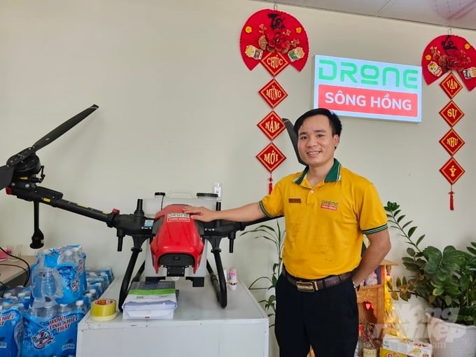 Mr. Le Van Liem, Director of Red River Drone Co., Ltd. (village 1, Xuan Sinh commune, Tho Xuan district), introduced the company's products. Photo: Quoc Toan.