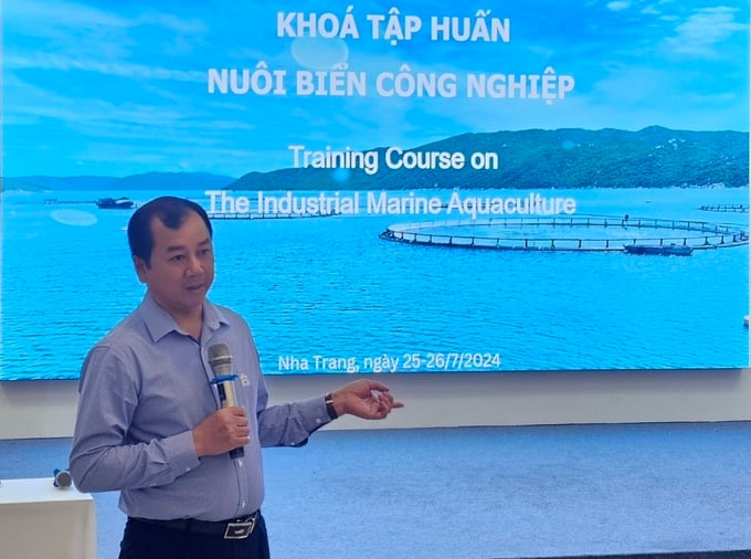 Tran Dinh Luan, General Director of the Directorate of Fisheries, giving a presentation at the general knowledge training session on industrial mariculture. Photo: KS.