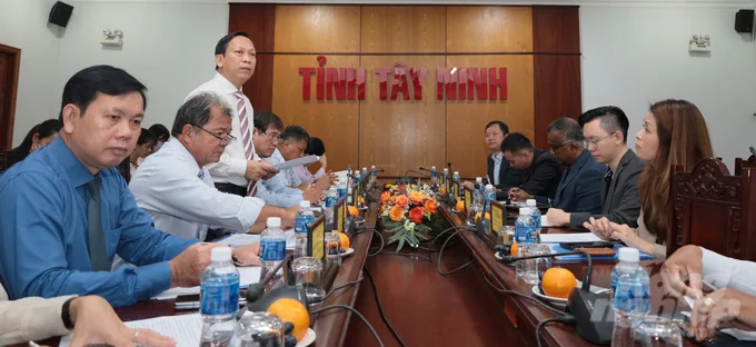 Leaders of Tay Ninh province welcomed and worked with Singaporean businesses that are looking to invest in Tay Ninh province. Photo: M.D.