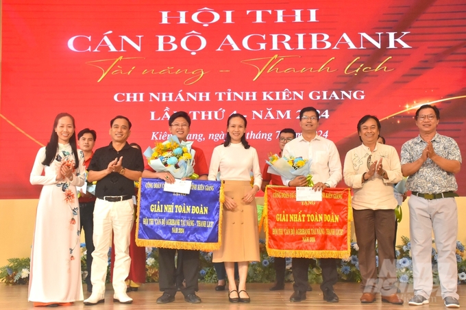 Bà Nguyễn Hồng Thắm, Phó Giám đốc phụ trách điều hành Agribank Kiên Giang trao thưởng cho các đội thi. Ảnh: Minh Khương.