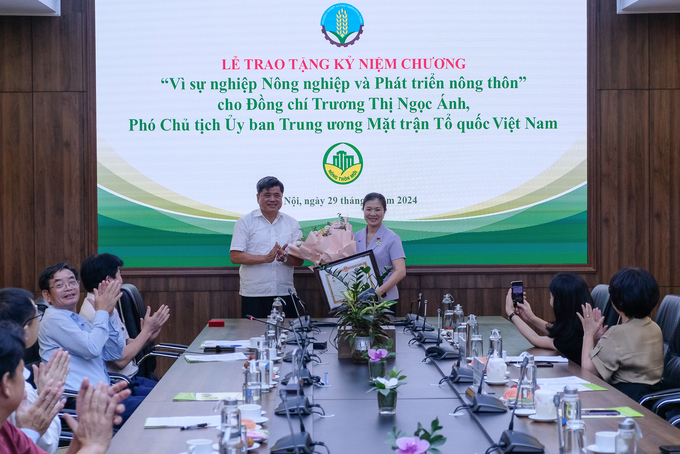 Thứ trưởng Trần Thanh Nam trao Kỷ niệm chương 'Vì sự nghiệp Nông nghiệp và Phát triển nông thôn' cho bà Trương Thị Ngọc Ánh. Ảnh: Tùng Đinh.