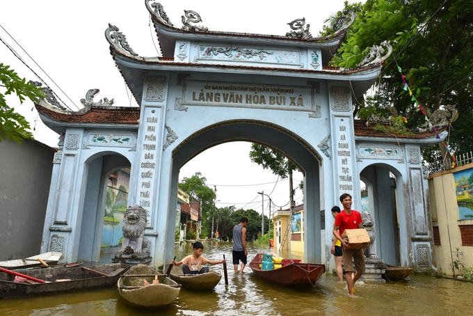 Mấy cửa hàng trong làng sơ tán đồ đạc.  Ảnh: Dương Đình Tường.