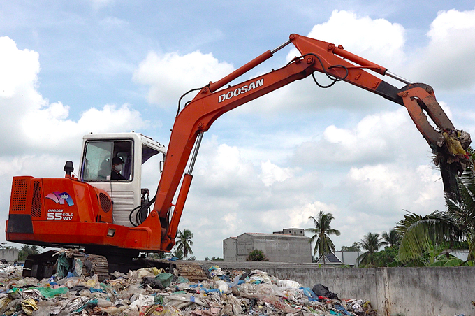 Đưa rác hỗn hợp vào máy phân loại. Ảnh: Minh Đảm.