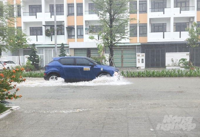 Mưa lớn kéo dài, nguy cơ gây ra ngập úng cục bộ ở khu vực đô thị, các vùng trũng thấp, khu vực ven sông, ven kênh rạch. Ảnh: Trung Chánh.