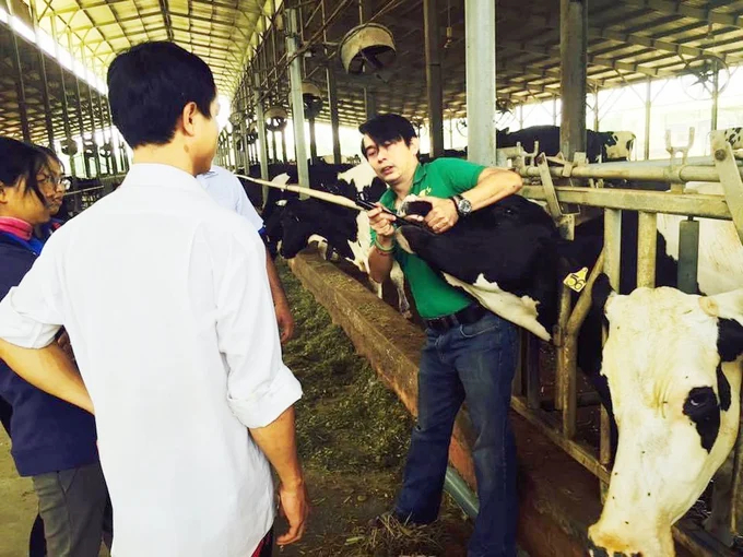 Expert Nguyen Thien Hoang and Mr. Luong Duy Toan, General Director of Ho Toan Joint Stock Company (Tuyen Quang) in designing and supplying high-tech equipment for production lines and SCR smart chips for cows. Photo: Hai Nam.