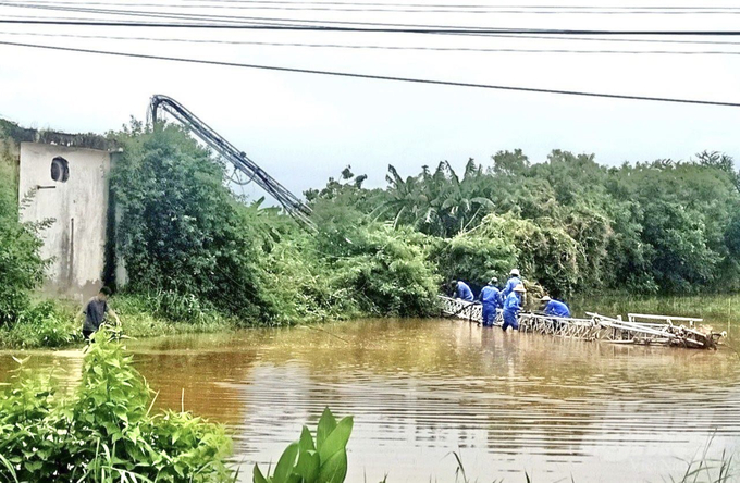 Lốc xoáy làm 1 trụ thu phát sóng của VNPT tại 2 ấp Vĩnh An, xã Vĩnh Trạch, TP Bạc Liêu bị gãy đổ xuống sông. Ảnh: Trọng Linh.