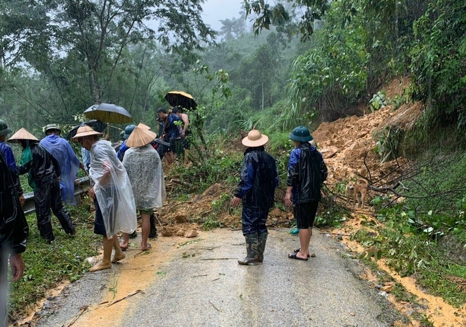 Hiện trường vụ sạt lở đất khiến 2 người bị thương tại Bắc Kạn. Ảnh: CTV.