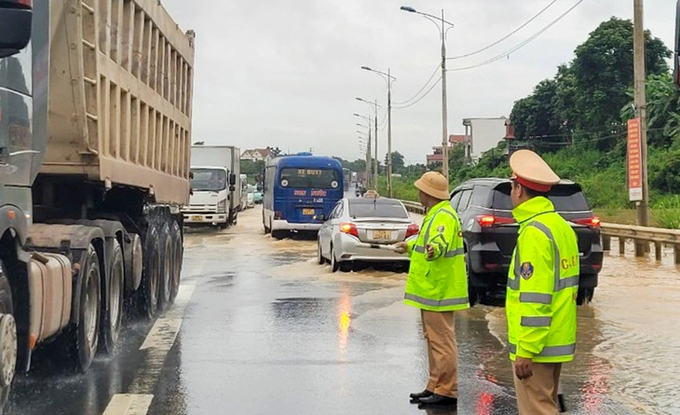 Lực lượng chức năng phân luồng giao thông tại Quốc lộ 1A. Ảnh: Công an Lạng Sơn.