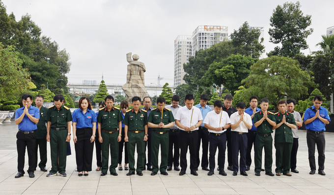 Ông Nguyễn Xuân Hòa – Bí thư Đảng ủy, Chủ tịch HĐQT cùng tập thể Ban lãnh đạo, các tổ chức đoàn thể dâng hương tại Nghĩa trang Liệt sỹ TP. HCM. Ảnh: Đức Trung.