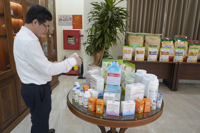 Continue to create favorable conditions for businesses in researching, producing, importing, transporting, and supplying veterinary medicines and vaccines. Photo: Hong Tham.