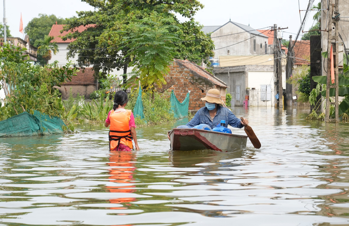 Thuyền đang là phương tiên di chuyện chính của người dân vùng lũ. Ảnh: Hùng Khang. 