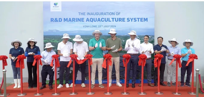 Mr. Koen de Heus - CEO of De Heus Group cut the ribbon to inaugurate the saltwater experimental area.