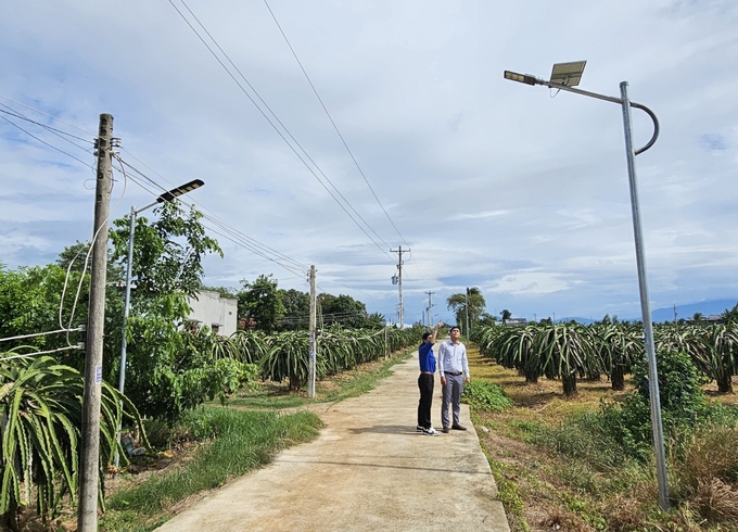 Hiện nhiều tuyến đường ở xã Hàm Cường đã lắp đặt camera an ninh, đèn chiếu sáng năng lượng mặt trời. Ảnh: KS.