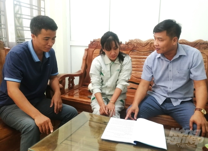 According to Mr. Bui Van Kien, Vice Chairman of the People's Committee of Da Phuc commune (right), the expanded community agricultural extension group will be an extended arm to help the People's Committee guide farmers to reorganize production. Photo: Trung Quan.