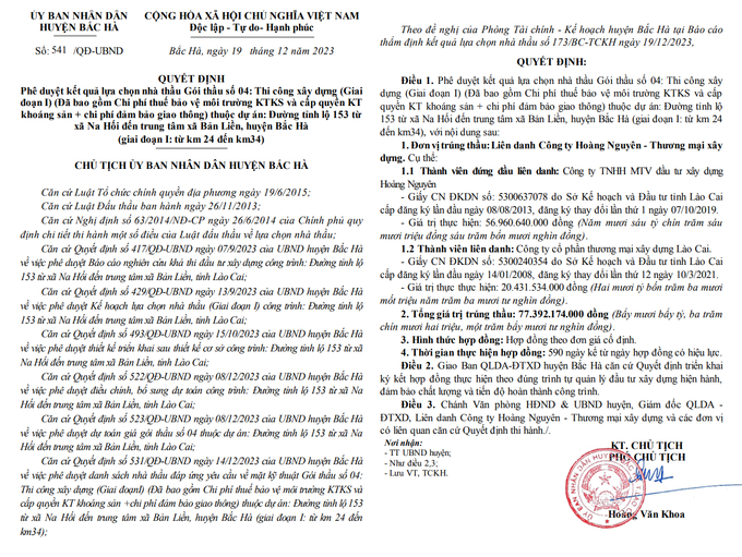 ông Hoàng Văn Khoa, Phó Chủ tịch UBND huyện Bắc Hà ký Quyết định phê duyệt cho nhà thầu duy nhất tham gia là Liên danh Công ty Hoàng Nguyên (thành viên đứng đầu liên danh) – Công ty Cổ phần Thương mại xây dựng Lào Cai trúng thầu.