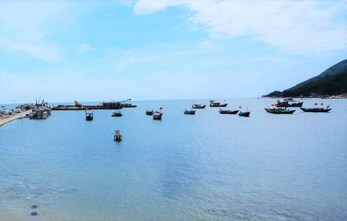 To address the shortcomings, Ha Tinh province is urging the acceleration of construction progress on fishing infrastructure projects to improve port capacity for fishing vessels, facilitating the loading, unloading, and transportation of aquatic products. Photo: Thanh Nga.