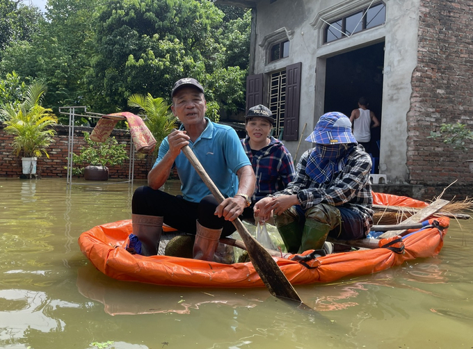 Thuyền trở thành phương tiện di chuyển chính của người dân xã Tân Tiến. Ảnh: Minh Toàn.