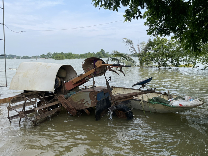 Phương tiện, công cụ sản xuất của bà con ngâm trong nước lũ. Ảnh: Minh Toàn.