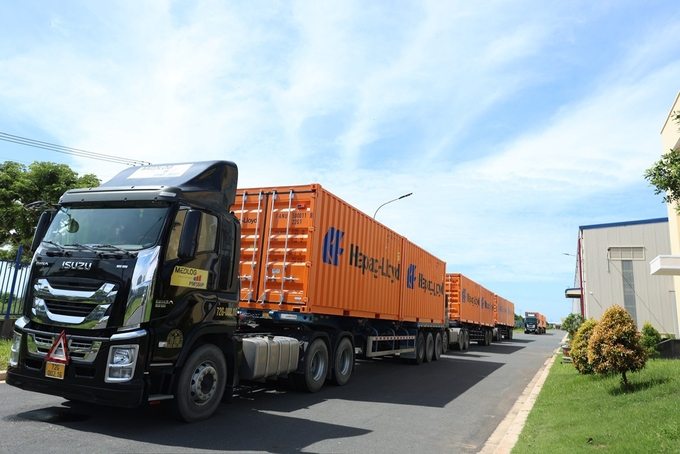 Lô hàng container đóng mới cho hãng tàu Hapag-Lloyd có tải trọng tối đa 32.500 tấn, phần cửa được trang bị bản lề chống trộm và thiết bị định vị đặc biệt.