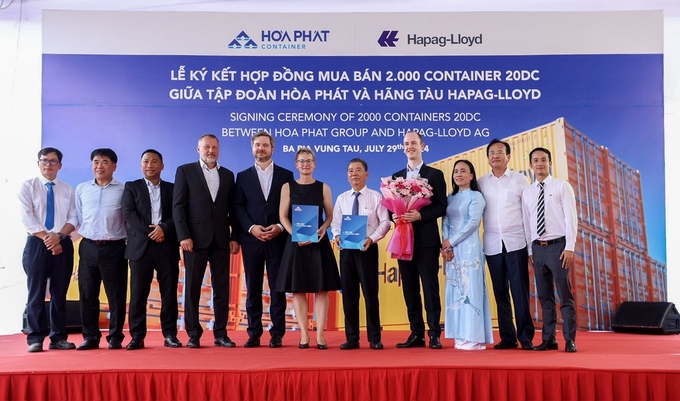 Lễ ký kết hợp đồng mua bán 2.000 container 20DC giữa Tập đoàn Hòa Phát và hãng tàu Hapag-Lloyd.