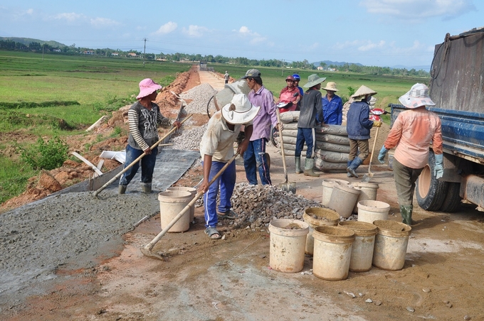 Nông dân Nhơn Hạnh (thị xã An Nhơn, Bình Định) đóng góp 90 triệu đồng để sửa chữa, nâng cấp 4,3 km đường giao thông. Ảnh: V.Đ.T.