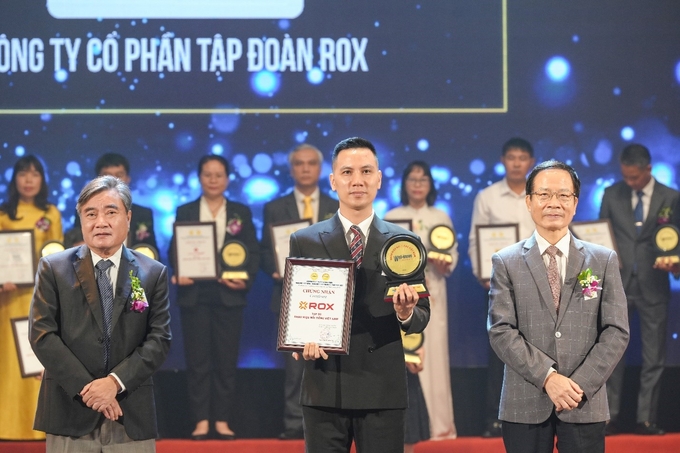 Đại diện ROX Group nhận giải thưởng 'Top 20 Nhãn hiệu nổi tiếng Việt Nam năm 2024'. Ảnh: ROX Group