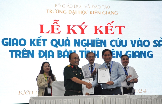 Trường Đại học Kiên Giang và Sư đoàn Bộ binh 4 ký kết chuyển giao kết quả nghiên cứu vào sản xuất. Ảnh: Trung Chánh.