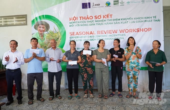 Farmers are excited to receive bonuses from a pilot experimental research program that encourages economic incentives for farmers practicing rice production according to the 1 must 5 farming package to reduce and reduce greenhouse gas emissions. Photo: Kim Anh.