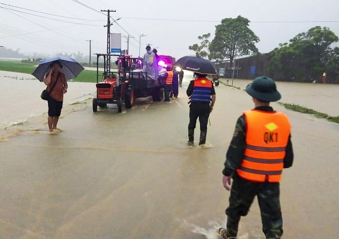 Lực lượng phòng chống thiên tai hỗ trợ người dân di chuyển tài sản ở huyện Định Hóa. Ảnh: Văn Đức.