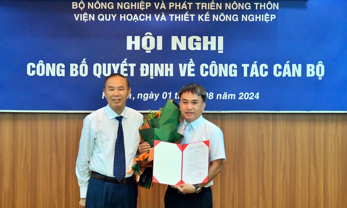 Thứ trưởng Phùng Đức Tiến trao quyết định cho ông Bùi Hải Nam. Ảnh: Bảo Thắng.