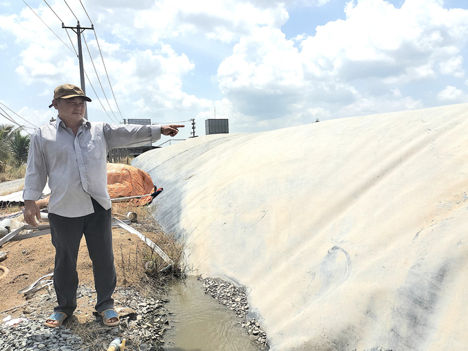 Túi thu hồi khí biogas khổng lồ hàng trăm m3 trang trại chăn nuôi của ông Lê Trọng Nghĩa. Ảnh: Minh Đảm.