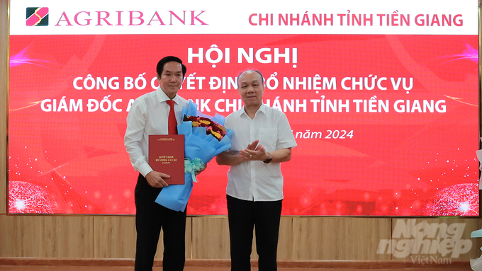 Ông Nguyễn Minh Trí, Thành viên HĐTV Agribank, trao quyết định bổ nhiệm chức danh Giám đốc Agribank Tiền Giang cho ông Trương Văn Đoàn. Ảnh: Quốc Trí.