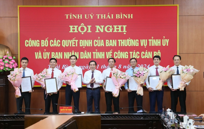 Chánh Văn phòng UBND tỉnh Thái Bình Hà Tiến Thăng (ngoài cùng bên phải) được bổ nhiệm làm Giám đốc Sở Nội vụ Thái Bình. Ảnh: T.Đạt.