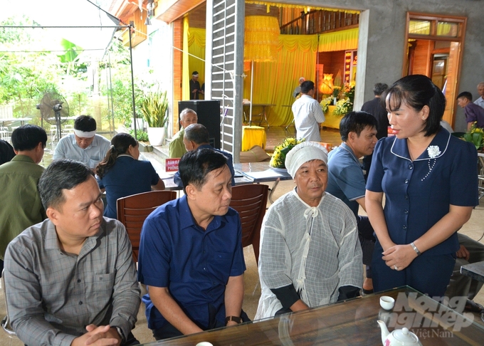 Lãnh đạo tỉnh Tuyên Quang và chính quyền địa phương đến thăm hỏi, động viên gia đình nạn nhân xấu số. Ảnh: Đào Thanh.